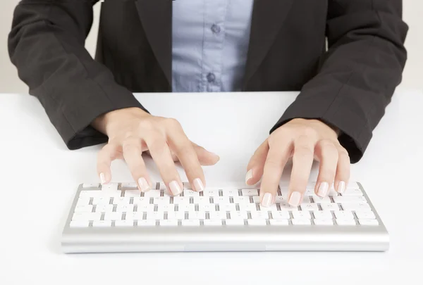 Frauenhände mit Tastatur — Stockfoto