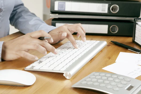 Secrétaire avec clavier — Photo