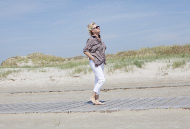 Sahilde uzakta varoluş