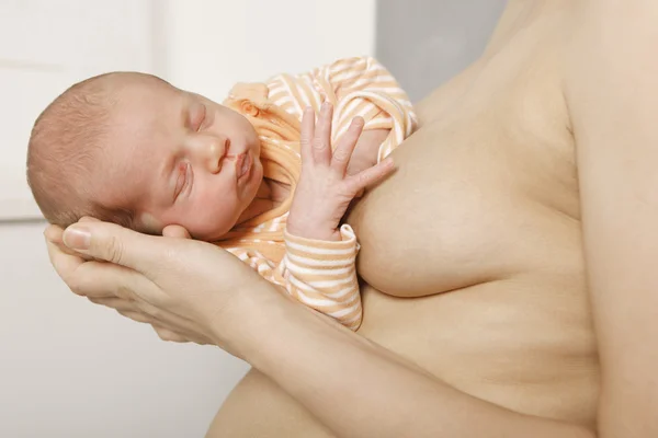 Madre nuda con bambino — Foto Stock
