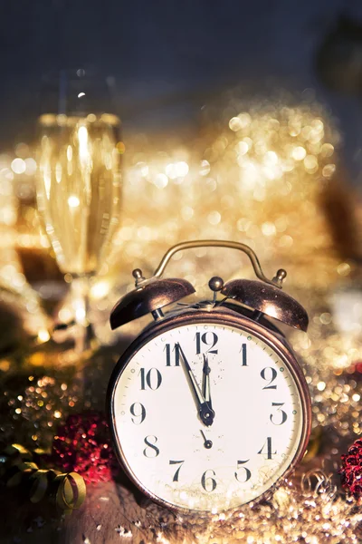 Neujahrsuhr und Sektglas — Stockfoto