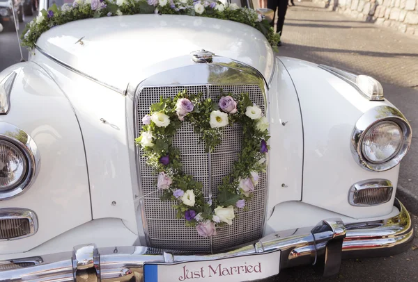 Decorated wedding car — Stock Photo, Image