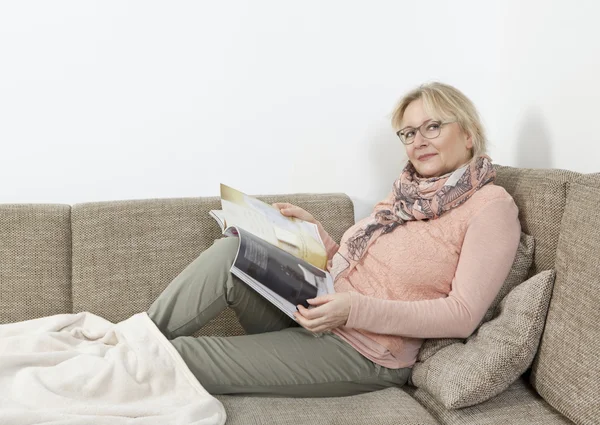 Frau entspannt sich auf Sofa — Stockfoto