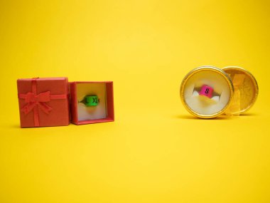 Boyutlu hediye kutusu. Sarı arkaplanda izole edilmiş.