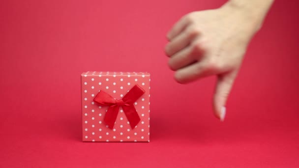 Nem tetszett ez az ajándék. Elégedetlenség az ajándékkal. — Stock videók