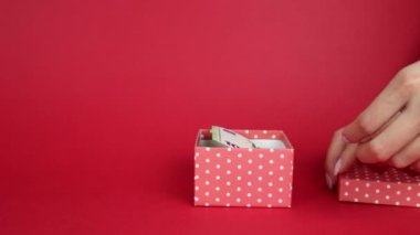 Kız kutudan para alıyor. Hediye..