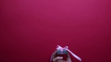 Erkek kadına bir hediye yapar. 14 Şubat 'ta. Sevgililer Günü. Boşluğu kopyala.