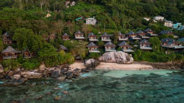 Mahe Adası, Seyşeller - 01.06.2020 İHA görüntüsü gün batımında Hilton Seychelles Northolme Oteli ve Spa 'da.