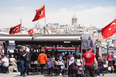 İstanbul, Türkiye - 27 Nisan 2019: İstanbul şehir merkezinde yerel halk ve turist kalabalığı.