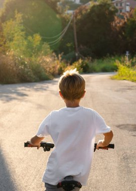 Bisiklet süren bir çocuğun arka planı, dikey görüntü..