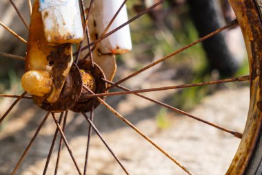 Paslı bisiklet tekerleği. Paslı bisiklet. 
