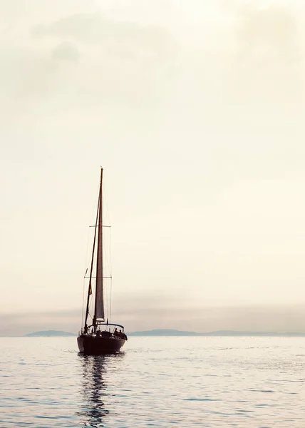 Velero Mar Por Noche Con Horizonte Reflexión Sobre Agua Aventura — Foto de Stock