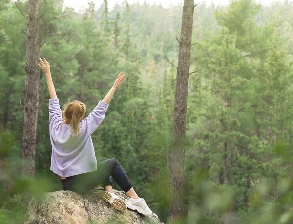 Dromerige Jonge Vrouw Zittend Grote Rots Het Bos — Stockfoto