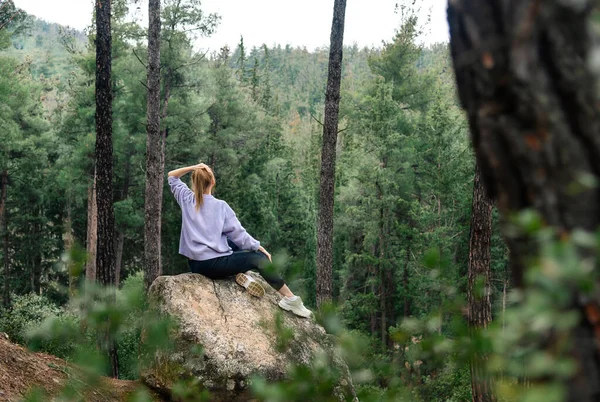 Dromerige Jonge Vrouw Zittend Grote Rots Het Bos — Stockfoto