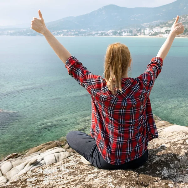 Jonge Gelukkige Vrouw Zit Aan Rand Observeren Prachtige Natuur Landschap — Stockfoto