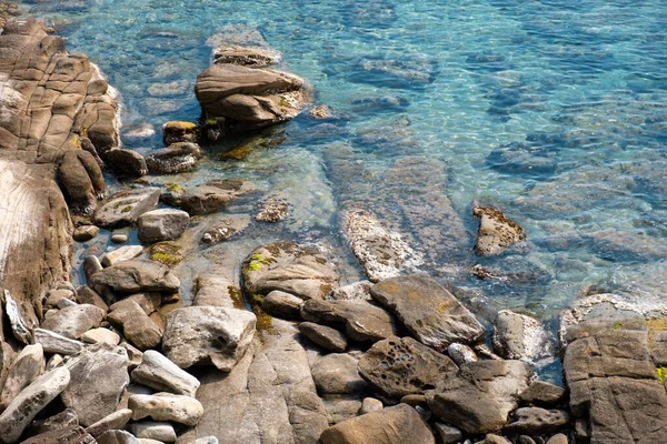 Praia Rochosa Com Mar Bonito Calmo Dia Ensolarado Grécia — Fotografia de Stock