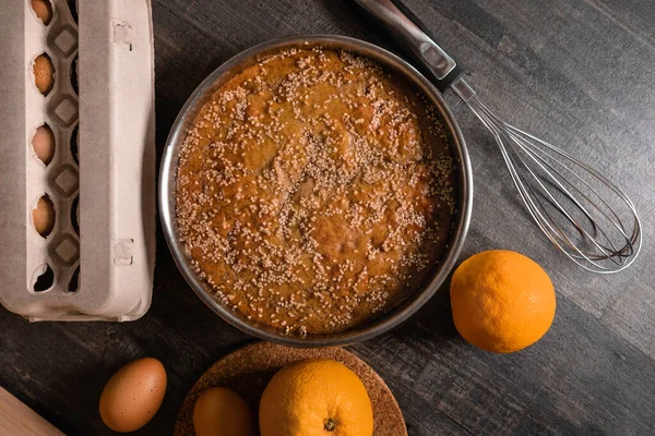 全景自制的有机橙派与芝麻籽和全麦面粉 健康有机自制甜点 — 图库照片