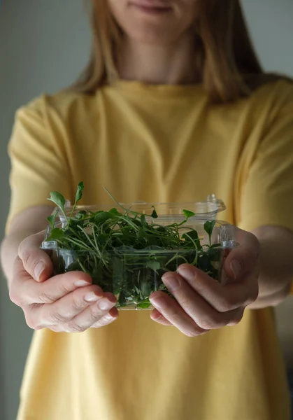 Kvinna Som Håller Plastbehållare Med Ätliga Broccoli Groddar Begreppet Mikrogrönt — Stockfoto