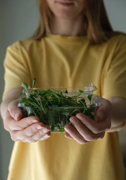 Femme Tenant Récipient Plastique Avec Des Pousses Brocoli Comestibles Concept — Photo