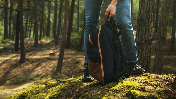 Jongeman Met Rugzak Het Bos Tijdens Zonnige Dag Lokaal Reisconcept — Stockfoto