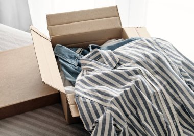 İçinde giysiler olan bir kart kutusu. Bağış Konsepti veya İkinci El