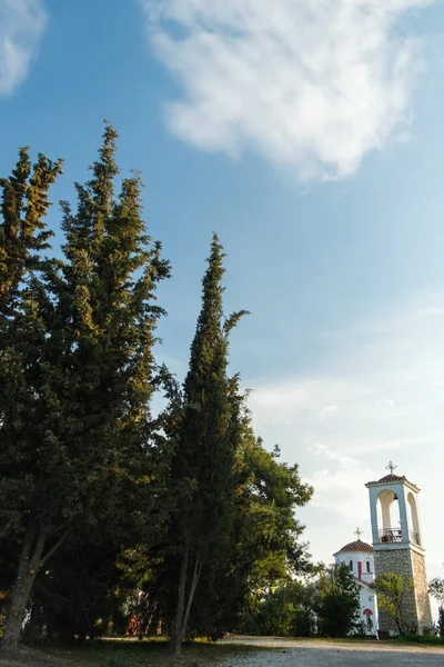 Árbol Frente Una Pequeña Iglesia Ortodoxa — Foto de Stock