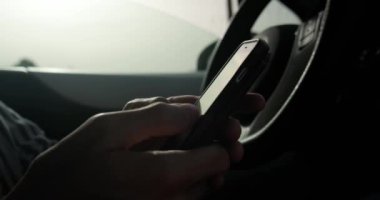 Adam arabada otururken akıllı telefon kullanıyor, kapat..
