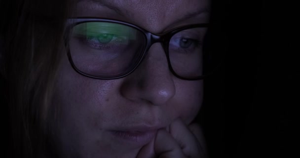 Flicka Med Glasögon Med Hjälp Dator Ett Mörkt Rum — Stockvideo