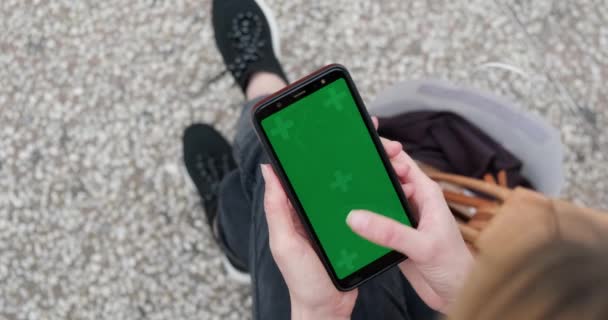 Smartphone grön skärm mockup, ovanifrån av kvinna med hjälp av telefon. — Stockvideo