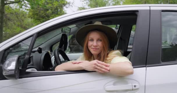 Meisje Met Een Zwarte Hoed Zittend Een Witte Auto — Stockvideo