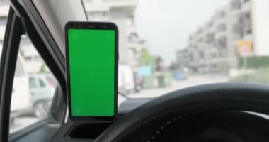 Smartphone yeşil maket ekran araba sürerken içinde 