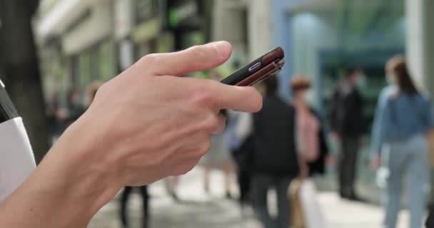 Man Die Telefoon Gebruikt Terwijl Hij Straat Staat — Stockvideo