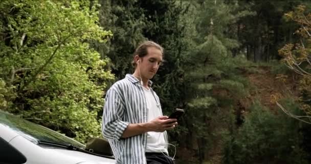 Mężczyzna Korzystający Telefonu Stojąc Pobliżu Samochodu Lesie — Wideo stockowe