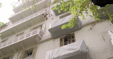 Balkon restorasyonu sırasında eski bina.