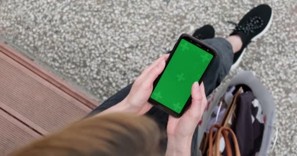 Žena Ruce Dělat Rolování Přehazování Klepání Gesta Smartphonu Zelenou Maketa — Stock video