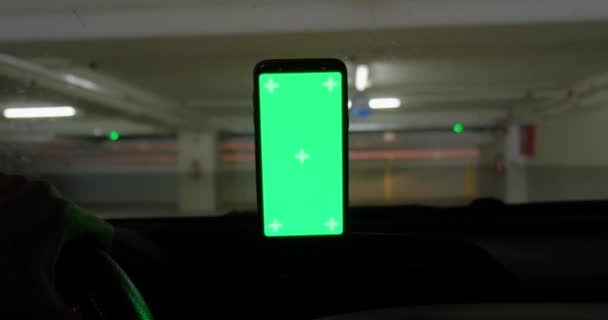 Smartphone tela verde mock-up dentro de um carro durante a condução. — Vídeo de Stock