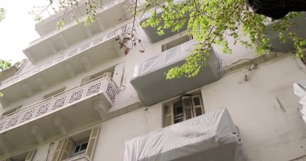 Bangunan tua selama proses restorasi balkon. — Stok Video