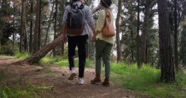 Ormanda yürüyen bir çift turist.