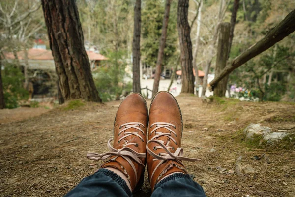 Meisje Wandelschoenen Ontspannen Buiten Het Bos Kopieerruimte — Stockfoto