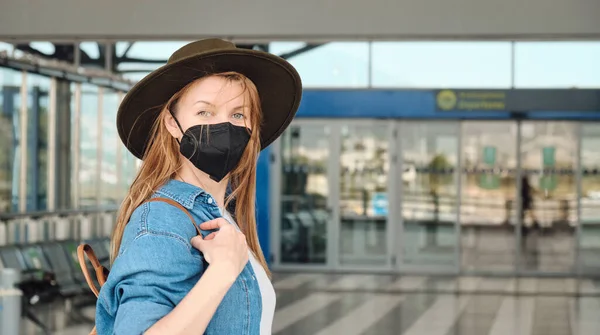 Young Tourist Woman Wearing Protective Face Mask Airport New Normal — Stock Photo, Image