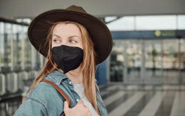 Young Tourist Woman Wearing Protective Face Mask Airport New Normal — Stock Photo, Image