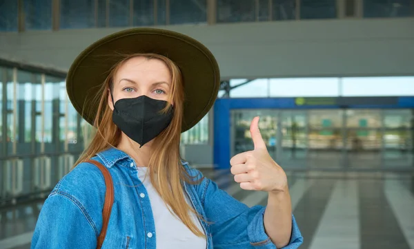 Fiatal Turista Védőmaszkot Visel Repülőtéren Szokásos Utazási Mód — Stock Fotó