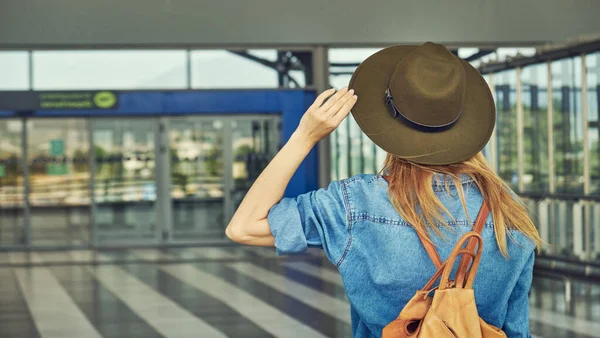 Visão Traseira Viajante Feminino Aeroporto Viagens Férias Conceito Dia Turismo — Fotografia de Stock