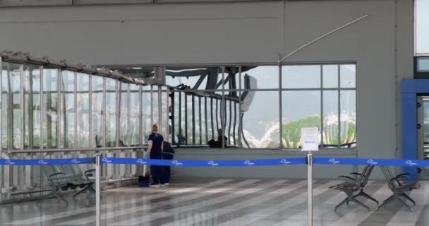 Woźni czyszczący terminal pustego lotniska w Salonikach. — Wideo stockowe