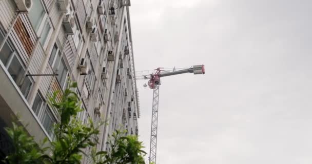 Alacsony szög kilátás építési daru Thesszaloniki belvárosában. — Stock videók