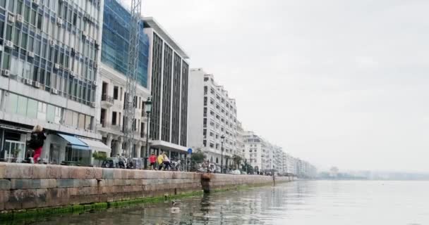 Folkmassa människor promenader vid havet gatan i Thessaloniki — Stockvideo