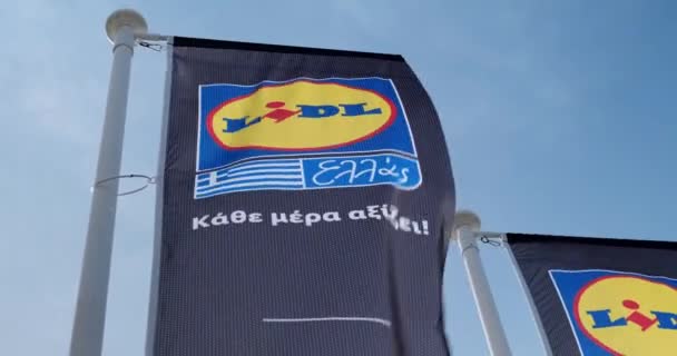Vlag van LIDL Hellas supermarkt tegen blauwe lucht. — Stockvideo