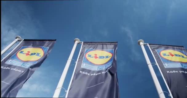 LIDLの旗青い空に対するヘラススーパーマーケット. — ストック動画