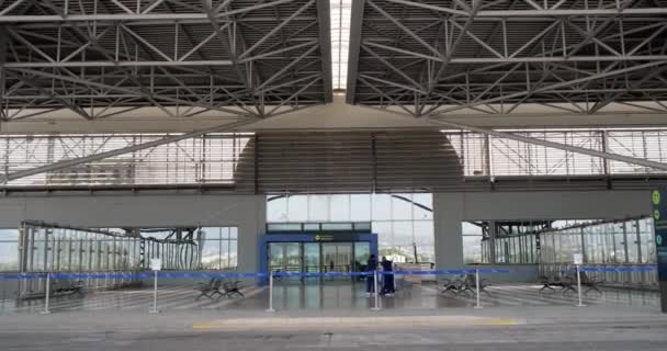 Janitoren säubern das Terminal des leeren Flughafens von Thessaloniki. — Stockvideo