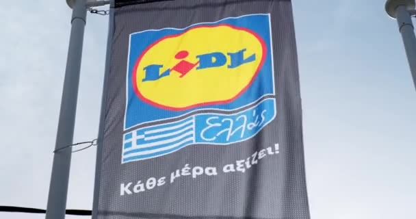 Флаг супермаркета LIDL Hellas против голубого неба. — стоковое видео